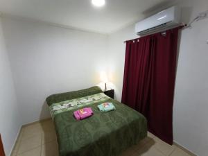 Säng eller sängar i ett rum på Don Oscar Alojamientos Oro Verde I
