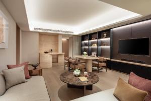 無錫的住宿－InterContinental Wuxi Taihu New City，客厅配有沙发和桌子