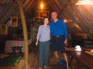 錫吉里亞的住宿－Dinna Nature Hostel，站在小屋里的男人和女人