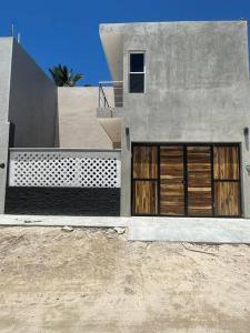 un edificio con puertas de madera en un lateral en Chuburná suites. Depa Luxuri, en Chuburná