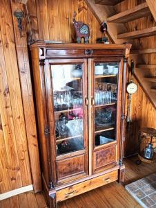 un armario de madera con puertas de cristal en una habitación en Casa en sector isla teja en Valdivia