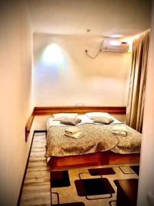 ein Schlafzimmer mit einem Bett in einem Zimmer in der Unterkunft Maryam hotel in Samarkand