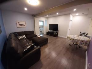 ein Wohnzimmer mit einem Sofa und einem Tisch in der Unterkunft King guest apartment in Ottawa