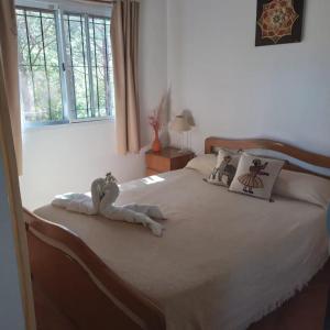 卡皮亚德尔德尔蒙特La Casa Redonda的一间卧室，床上有一只毛绒玩具