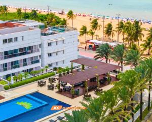 uma vista aérea do hotel e da praia em AX Solar Tambaú em João Pessoa