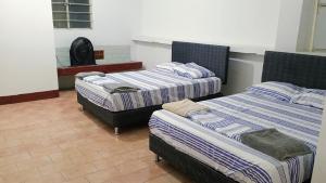 two beds sitting next to each other in a room at Casas Cueva in Tumbes
