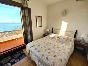 um quarto com uma cama e vista para o oceano em Casa Roses, 2 dormitorios, 4 personas - ES-258-126 em Roses