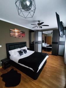 a bedroom with a bed and a ceiling fan at B.e.c apto Bilbao in Barakaldo