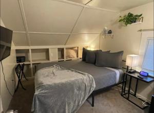 塔科馬的住宿－Tacoma Homestay- With Breakfast Included-Private Room，卧室配有一张床