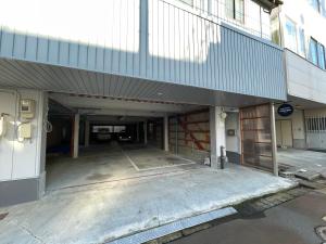 ein großes Gebäude mit leerem Parkplatz in der Unterkunft 新潟県小千谷市 平成イン 
