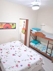 Двох'ярусне ліжко або двоярусні ліжка в номері Casa de praia de Ibicuí - RJ
