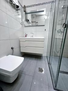 Su Apartments tesisinde bir banyo