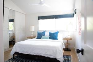 Ένα ή περισσότερα κρεβάτια σε δωμάτιο στο Geometric Loft: renovated, hip, pets, pool/spa +42 φωτογραφίες
