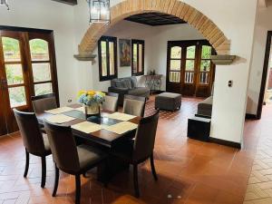 un soggiorno con tavolo da pranzo e sedie di Las guacamayas House a Rovine di Copán