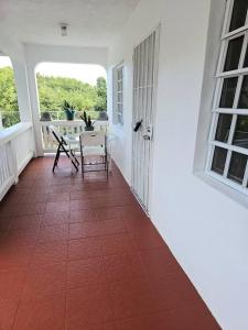 un pasillo con suelo de baldosa roja en una casa en Veronica's Tropical Oasis, en Christiansted