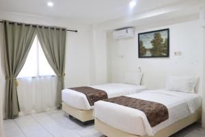 Кровать или кровати в номере Hotel Netral Jombang