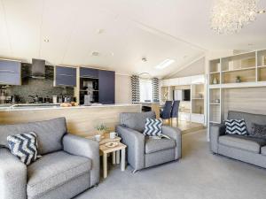 a living room with two couches and a kitchen at 2 Bed in New Milton 89708 in New Milton