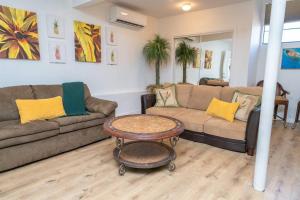 uma sala de estar com um sofá e uma mesa em City Bridge View , Spa, Pool ,Pet & Fam-Friendly em Lake Havasu City