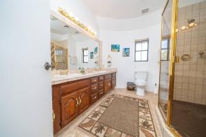 uma casa de banho com um lavatório, um espelho e um WC. em City Bridge View , Spa, Pool ,Pet & Fam-Friendly em Lake Havasu City