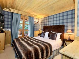 a bedroom with a large bed in a room at Chalet Courchevel 1850, 5 pièces, 8 personnes - FR-1-575-218 in Courchevel