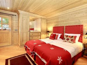Łóżko lub łóżka w pokoju w obiekcie Chalet Courchevel 1850, 5 pièces, 8 personnes - FR-1-575-218