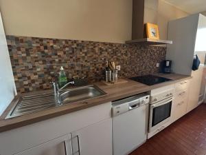 une cuisine avec un évier et une cuisinière dans l'établissement Appartement 2 pièces Sainte-Maxime proche plage avec parking et climatisation - FR-1-226-533, à Sainte-Maxime 9 autres photos