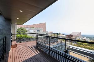 - un balcon avec vue sur un bâtiment dans l'établissement Lotte Resort Jeju Artvillas, à Seogwipo