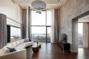 sala de estar con sofá y TV en Lotte Resort Jeju Artvillas en Seogwipo