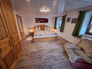 Säng eller sängar i ett rum på Ferienwohnungen Kilianmühle