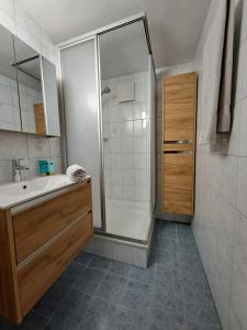 y baño con ducha y lavamanos. en Ferienwohnungen Kilianmühle, en Berchtesgaden