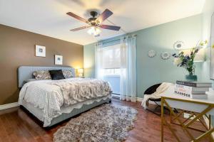 a bedroom with a bed and a ceiling fan at Fancy 4BDR near DT free parking in Brossard