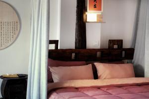 Postel nebo postele na pokoji v ubytování Full Moon Inn