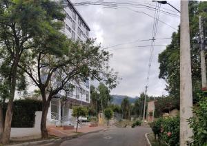 uma rua vazia numa cidade com um edifício em Monoambiente full amoblado Cala Cala piso 2 em Cochabamba