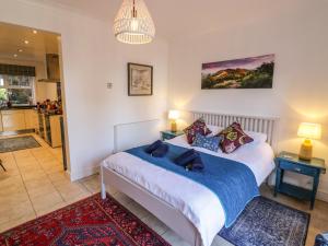 a bedroom with a bed and two lamps and a kitchen at The Hideaway in Great Malvern
