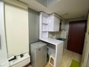 Kuchyň nebo kuchyňský kout v ubytování RedLiving Apartemen Tamansari Panoramic - Anwar Rental