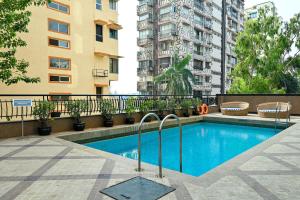 ein Schwimmbad vor einigen Gebäuden in der Unterkunft Fariyas Hotel Mumbai , Colaba in Mumbai