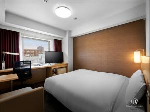 เตียงในห้องที่ Daiwa Roynet Hotel Sendai