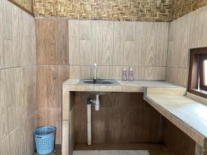 een badkamer met een wastafel en een wastafel bij Rumah Tiga Gili #Panggung in Gili Air