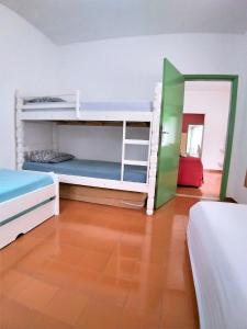 - une chambre avec 2 lits superposés dans l'établissement Casa Completa e Independente em Cabo Frio - RFV106, à Cabo Frio