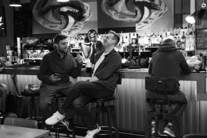 deux hommes assis dans un bar avec une femme dans l'établissement Jacobs Inn Dublin, à Dublin