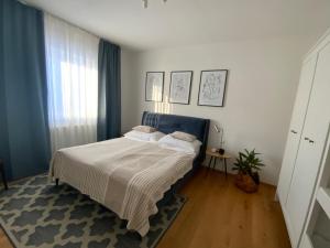 1 dormitorio con 1 cama con cabecero azul en Apartment Hildegard en Jenig