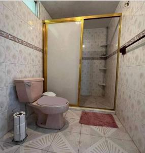 a bathroom with a toilet and a glass shower at Hermoso departamento con Patio in Apizaco