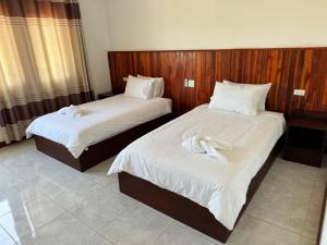 سرير أو أسرّة في غرفة في Phouluang Hotel