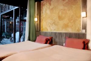 Postel nebo postele na pokoji v ubytování Full Moon Inn