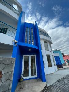 鵝鑾的住宿－迦那會館，房子前面的蓝色椅子