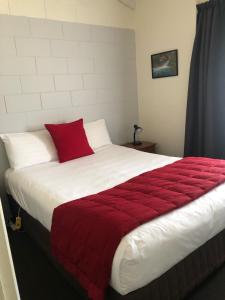 Rosetown Motel客房内的一张或多张床位