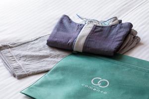 una camisa y jeans están sentados en una mesa en Hotel Comento Yokohama Kannai, en Yokohama 27 fotos más