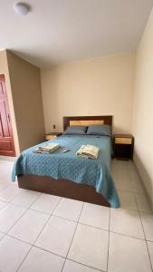 - une chambre avec un lit et 2 serviettes dans l'établissement Edificio Geronimo, Pasillo Garosu, Hab 3, à Tarija