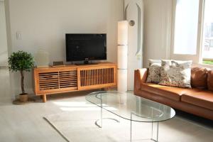 sala de estar con sofá y TV en [New open]Private, 3 rooms, Hongdae, Shinchon, en Seúl