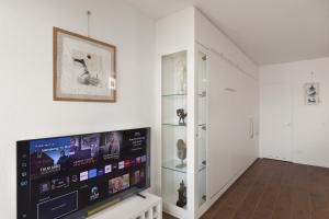 Camera con TV a schermo piatto a parete di View and Art - Happy Rentals a Castagnola